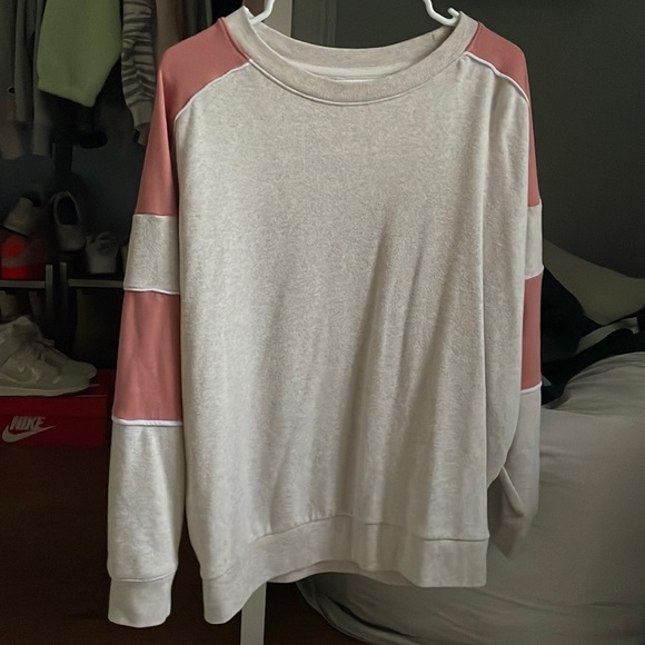 American Eagle Outfitters Tops - American Eagle cream and salmon crewneck